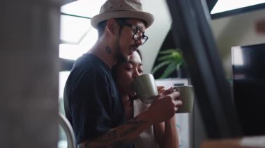 Asyalı çift kahve içerken bir yakınlık anını paylaşıyor - 4K Yatay