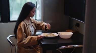 Kadın, besleyici yemeğin tadını çıkarmadan önce bir kase pirinci taze limonla süslüyor. 4K Yatay.