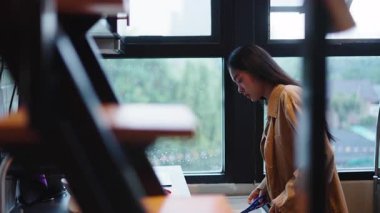 Genç kız içinde önceden pişirilmiş yemek olan plastik bir su toplayıcı paketi açmak için makası aldı - 4K Yatay