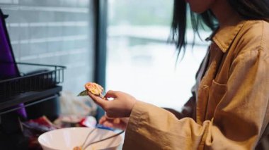 Genç Asyalı Kadın Ev Yapımı Lezzetli Yemekleri Tatmak İçin Dikkatli Hazırlıyor - 4K Yatay