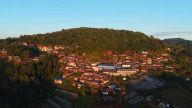 Dağ köyü turist konutları ve iglolarla dolu - 4K Yatay