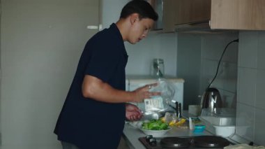 Asyalı Genç Yetişkin Malzemeleri Seçme ve Mutfak Malzemeleri Taze Yemek Hazırlama - 4K Yatay