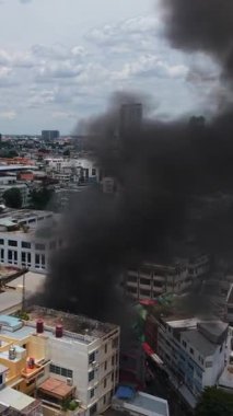 8 Mayıs 2025 'te Bangkok Tayland' daki yanan bir binadan yükselen kara duman FullHD dikey yıkıma yol açtı