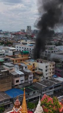 Bangkoks 'ta 8 Mayıs 2025' te binalar üzerinde yoğun şehir manzarası üzerinde koyu duman bulutları yükselir - FullHD Dikey