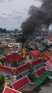 Bangkok Tayland 'daki Khaosan mahallesinden yükselen kara duman şehir manzarasına tamamen zıtlık yaratıyor.