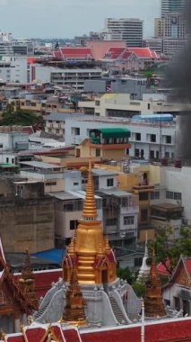 Bangkok Tayland 'ın ortasında yanan bir binadan yükselen kara duman insansız hava aracı FullHD dikey