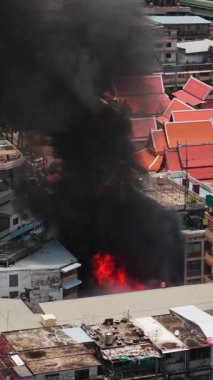 Bangkok Tayland 'daki Khaosan silueti bir bina yangınından gelen dumanla siyaha boyanmış.