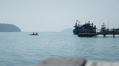 Gölde kayak yapan iki genç adam - 4K Yatay