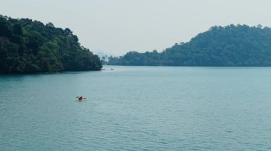 İki arkadaş sakin bir dağ gölünde kano macerası yaşıyor - 4K Yatay