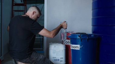 Laboratuvar teknisyeni cam eşyalar arasında temiz sıvı transferi yapıyor. Bilimsel çalışma alanı hassas analitik aletlerle dolu.