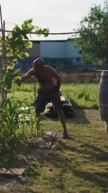 Tarım ortamında olgun üzümleri kontrol eden gömleksiz bir çiftçi.