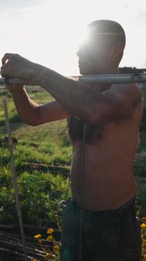 Kentsel çiftçi meyve ağaçlarını sulıyor, genel sulama sistemi kuruluyor