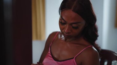 Genç transseksüel kadın yüzüne temelini atıyor - 4K Yatay