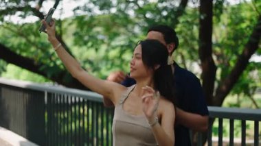 Gülen çift dışarıda dans ederken neşeli anları yakalıyor.