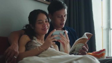 Bekleyen anne babalar, yatak odalarında edebiyat ve mobil teknolojiyle iletişim kurarak kaliteli zaman geçiriyorlar.