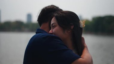 Sevgi dolu bir çift göl kenarını kucaklıyor, sakin doğal ortamlarda samimi bir bağ paylaşıyorlar.