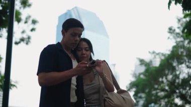 Turistler şehir ortamında yön bulmak için akıllı telefon uygulaması kullanıyor