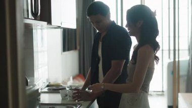 Romantik ortaklar sessiz bir sabahın tadını çıkarırlar. Çağdaş mutfaklarında birlikte kahvaltı hazırlarlar.