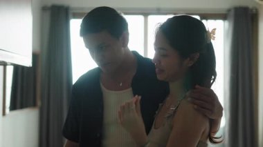 Sevgi dolu çift, kapalı alanda rahatlarken, sıcak bir şekilde kucaklaşırken, samimi bir bağ paylaşıyor.