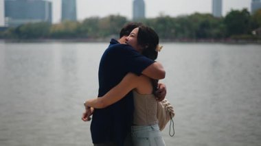 Yakınlaşan yakın çift, göl kenti yakınlarındaki yeşil alan