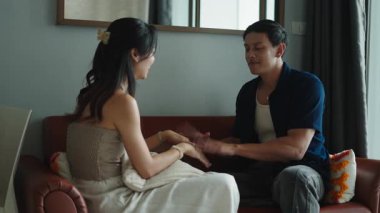 Sevgili çift anlaşmazlığı çözdükten sonra kanepede kucaklaşıyor.