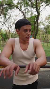 Kas sporcusu antrenmana hazırlanıyor, egzersizden önce ellerini uzatıyor.