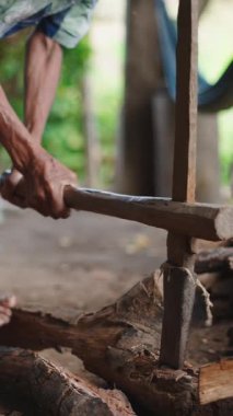 Kırsal kesimde yakacak odun kesen yalın ayak çiftçi FullHD dikey