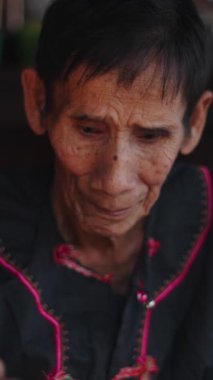 Asyalı Yaşlılar Ahşap Ladle ile Yangından Yiyecekleri Kışkırtır - FullHD Dikey