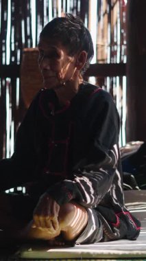 Eski Tayland Lahu 'su, geleneksel ahşap lahu evi FullHD dikey