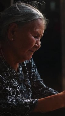 Büyükannem internette sörf yapmayı ya da aileye mesaj göndermeyi seviyor.