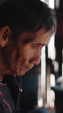 Tayland 'da bir Lahu kabilesinin evinde yemek pişirirken Asyalı yaşlıların yüzüne yakın çekim