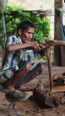 Lahu 'nun geleneksel kırsal kesiminde yaşlı bir lahu çiftçisi yakıt için kesiyor.