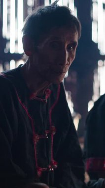 Tayland 'daki Lahu kabilesinden yaşlı bir çift geleneksel bir kıyafetle birlikte oturuyorlar.