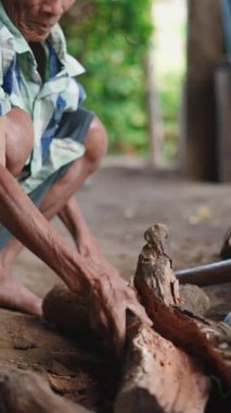 Yaşlı bir adam geleneksel Lahu kırsalında ustaca odun kesiyor - FullHD Dikey