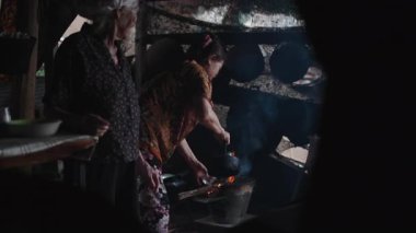 Kırsal mutfak ortamında yaşlı kadınlar orman yangınında çay hazırlıyorlar - 4K Yatay