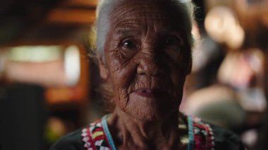 Kameraya bakan buruşuk derili, geleneksel Taylandlı yaşlı bir kadının portresi - 4K Yatay