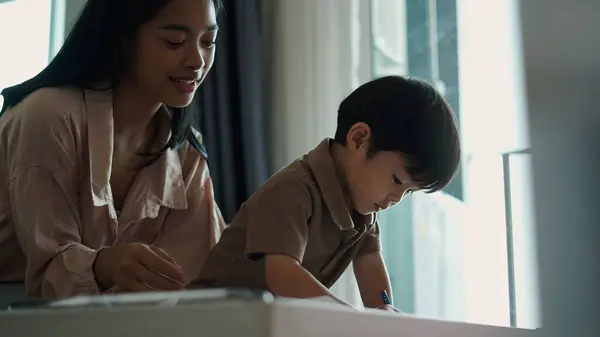 Asyalı aile birlikte kaliteli zaman geçirir, erken eğitim ve gelişimi sanat yoluyla teşvik eder.