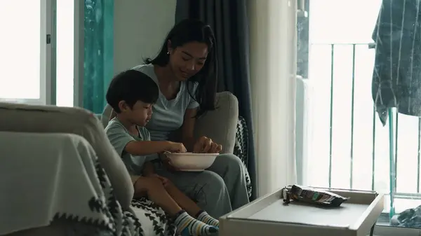 Neşeli aile bağları, birlikte rahatça uzanırken atıştırmalıkları paylaşmak.