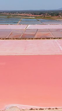 Trenc, Mallorca 'daki renkli pembe tuz düzlüklerinin göz kamaştırıcı hava manzarası. Tuz çıkarma işleminin eşsiz desenlerini ve canlı tonlarını yakalar