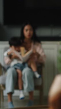 Annem çocuğuyla birlikte kitap okuyup sıcak ve eğitici bir an yaratmaktan hoşlanıyor.