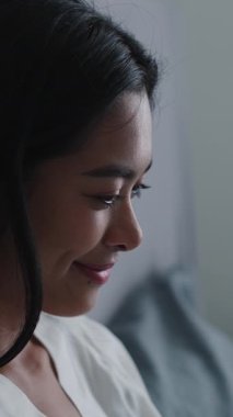 Neşeli bayan profesyonel güvenle gülümsüyor.