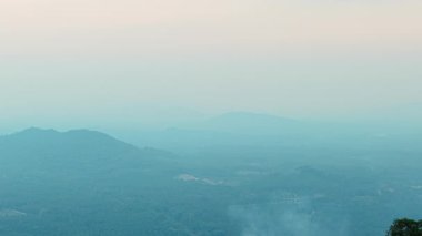 Khao Phang bakış açısını dolduran turistler, Tayland 'ın Chumphon eyaletinde panoramik manzarayı yakalıyorlar.