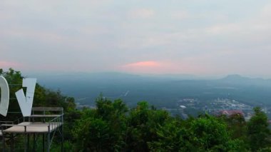 Chumphon, Tayland 'daki Khao Phang bakış açısını aydınlatan canlı günbatımı manzarası