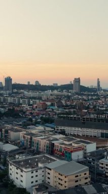 Pattaya Tayland şehir silueti günbatımının ılık parıltısıyla yıkandı - FullHD Dikey