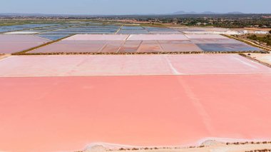 Havadan bakıldığında, pembe tuz buharlaşması göletlerinin ses, tuz ve çukurlarda olduğunu ve Mallorca manzarası boyunca canlı geometrik desenler oluşturduğunu görüyoruz.
