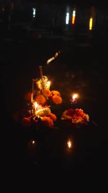 Fener Festivali, Bangkok Tayland 'da mum, çiçek ve havai fişeklerle yapılan bir gelenektir.