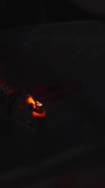 Bangkok Tayland 'daki Fener Festivali' nde bir çakmağın yardımıyla sülfür halkası yakan kadınlar.