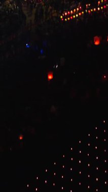 Fener Festivali insansız hava aracı görüntüsü Bangkok Tayland 'da mumlarla aydınlatılan gökyüzü