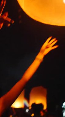 Yüzlerce kağıt fener, Fenerler Festivali 'nde yanan ateşin ısısıyla göğe yükseliyor.