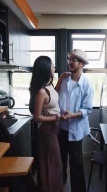 Küçük modern evlerinin mutfağında şapka takan mutlu Asyalı çift FullHD Dikey